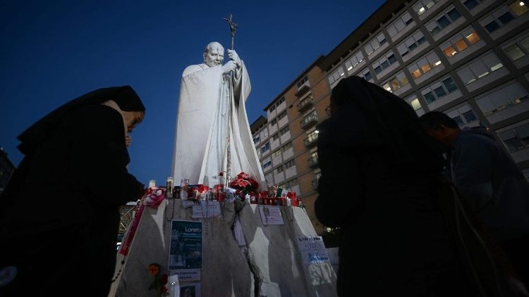 Modlitba za zdraví papeže Františka před římskou nemocnicí Gemelli