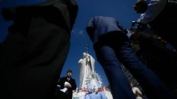 Gläubige aus Argentinien beten mit einer Statue der Muttergottes von Lujan (Argentinien) vor der Gemelli-Klinik für die Genesung von Papst Franziskus
