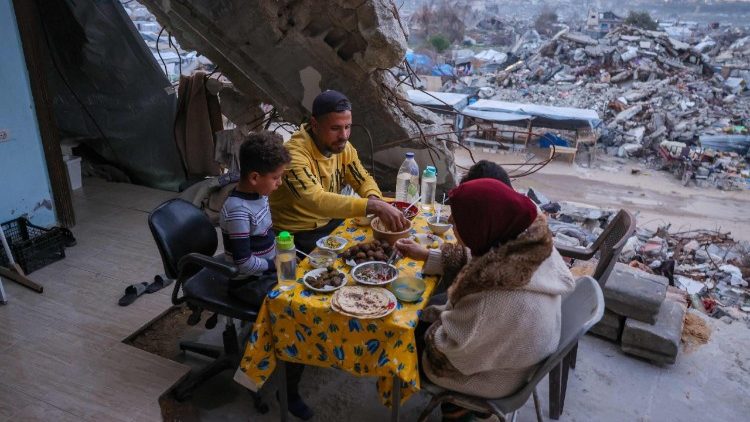 En palestinsk familie bryter fasten ved solnedgang i sitt ødelagte hjem i Beit Lahia nord på Gazastripen tirsdag 4. mars 2025 
