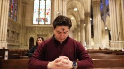 Un homme marqué du signe de la croix sur le front, à l'issue de la célébration du mercredi des Cendres, débutant la période liturgique du Carême. 