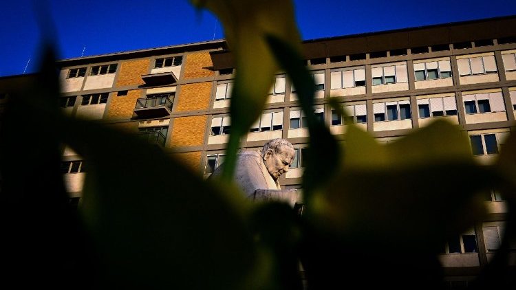 Pope Francis continues treatment in Rome's Gemelli hospital