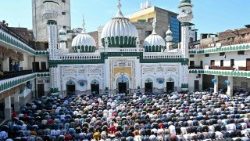 अमृतसर में रमज़ान के पहले शुक्रवार की नमाज़ के लिये जमा हुए  मुस्लिम श्रद्धालु, 07.03.2025