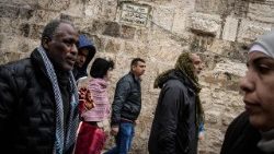 येरुसालेम के मुस्लिम अल-अक्सा दीवार के सामने