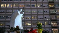 Vor der Gemelli-Klinik am Abend