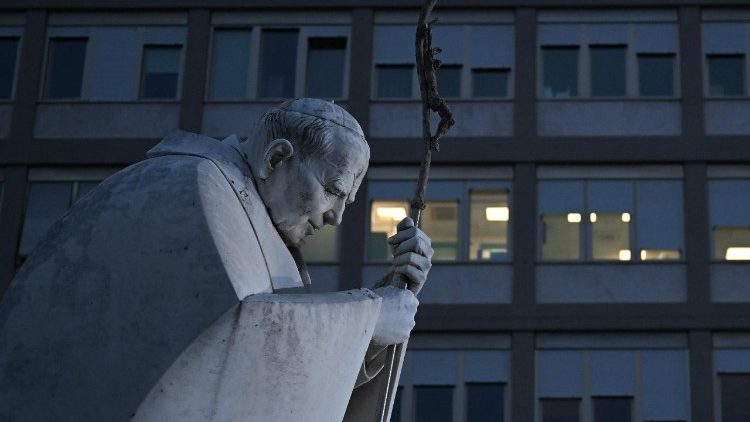 TOPSHOT-ITALY-VATICAN-POPE-HEALTH