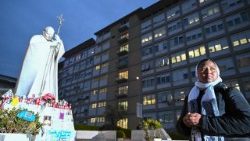 Une religieuse prie devant l'hôpital Gemelli, où se trouve le Pape François depuis le 14 février. 