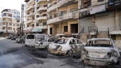 Das Bild zeigt verbrannte Fahrzeuge in der Stadt Jableh in der Küstenprovinz Latakia am 10. März 2025. 