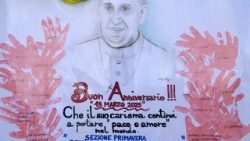 संत पापा की तस्वीर के साथ उन्हें शुभकामना संदेश