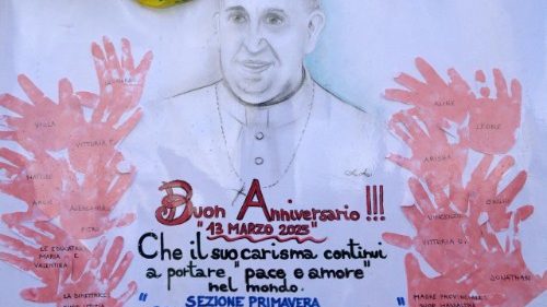 教皇、安定した容体、選出12周年に病院スタッフからケーキ