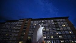 Socha sv. Jana Pavla II. před římskou nemocnicí Gemelli