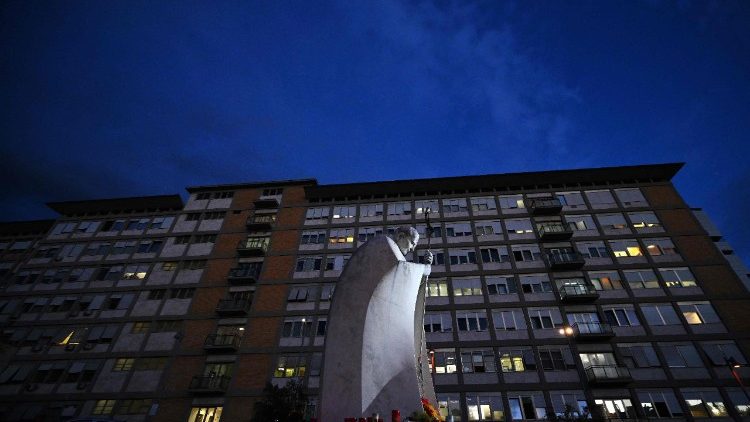 Socha sv. Jana Pavla II. před římskou nemocnicí Gemelli