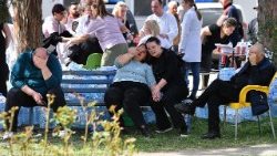 Sörjande anhöriga utanför nattklubben i Kocani 