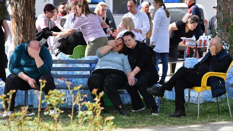 Sörjande anhöriga utanför nattklubben i Kocani 