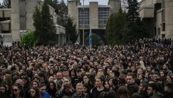 उत्तरी मैसेडोनिया के कोकानी शहर में लगी आग में अपने प्रियजनों के लिए विलाप करते लोग