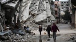 காசாவில் குண்டுகளால் சேதமடைந்துள்ள கட்டிடங்கள் 