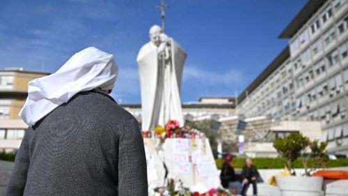 Papež zamýšlí v neděli po poledni udělit požehnání z nemocničního okna