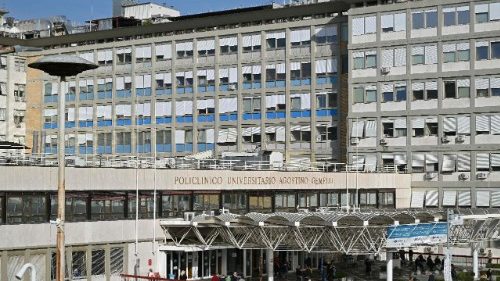 El Papa presenta pequeñas mejorías en la respiración y motricidad