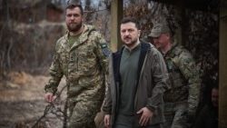 राष्ट्रपति जेलेंस्की डोनेस्क में अपने सैनिकों के साथ