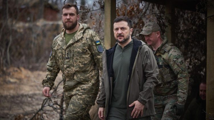 राष्ट्रपति जेलेंस्की डोनेस्क में अपने सैनिकों के साथ