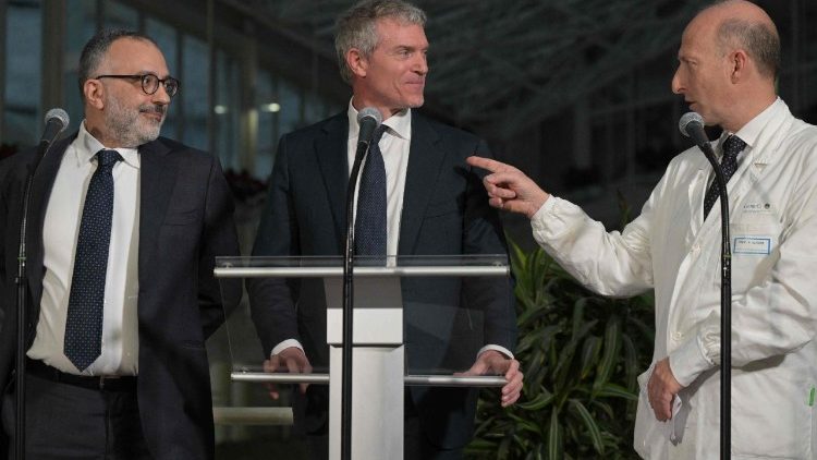 Luigi Carbone, namestnik direktorja in medicinski svetovalec za svetega očeta, Matteo Bruni, direktor tiskovnega urada Svetega sedeža in Sergio Alfieri, direktor oddelka za medicinske in kirurške vede v Gemelliju in direktor ekipe, ki je spremljala papeža.