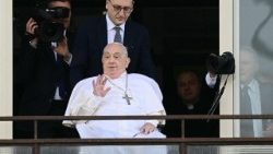 ஜெமெல்லி மருத்துவமனை வளாகத்தில் கூடியிருந்த திருப்பயணிகளை வாழ்த்தும் திருத்தந்தை பிரான்சிஸ்