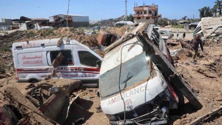 गाजा के माघाजी कैमेप में अम्बुलेस  रखने के स्थान पर  ड्रोन से हमला