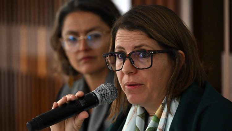 Die Direktorin der Americas Division von HRW, Juanita Goebertus, schilderte die Menschenrechtslage in Catatumbo jüngst bei einer Pressekonferenz in Bogotà.
