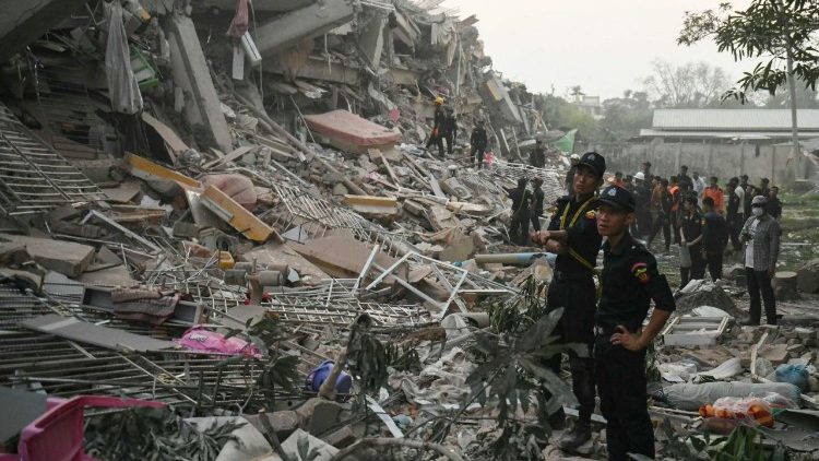 Gli effetti del terremoto a Mandalay