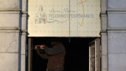 Lourdes, los mosaicos de dos puertas del santuario mariano cubiertas