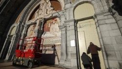 Rupniks mosaiker täcks över i Lourdes 