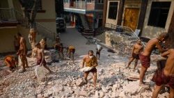 म्यांमार में  आये विनाशकारी भूकंप  से  बर्वाद हुए घरों के मलवे को हटाते हुए बौद्ध भिक्षु