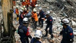 Soccorritori al lavoro fra la macerie 