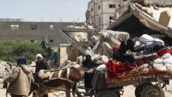 रफाह से खान यूनिस की ओर भागते हुए फिलिस्तीनी