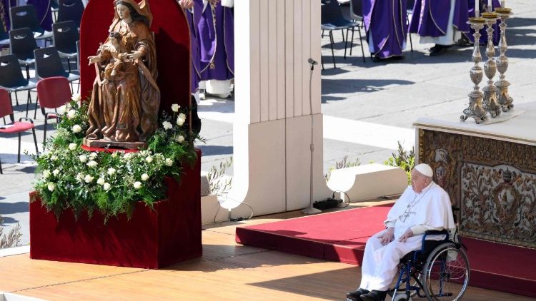 बीमारों और स्वास्थ्य सेवा जगत को समर्पित जयंती समारोह के अंतिम क्षणों में संत पापा फ्राँसिस की उपस्थिति