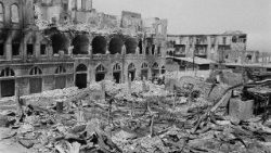 Ein Foto vom 12. Mai 1976 zeigt die Zerstörung im Bereich des Beiruter Hafens durch den Bürgerkrieg