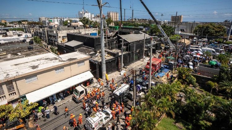 Bergungsarbeiten am Nachtclub in Santo Domingo, dessen Dach einstürzte