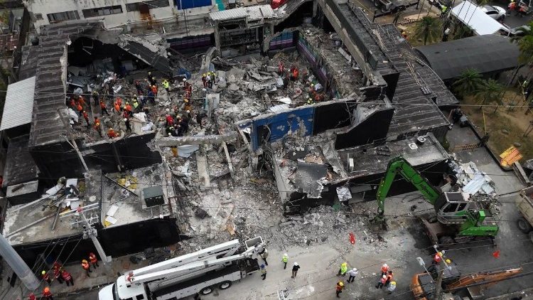 Vista aérea de los equipos de rescate en la discoteca "Jet Set" de Santo Domingo, República Dominicana. (AFP)