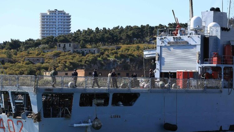 El buque ITS LIBRA llega al puerto con unos 40 migrantes, tras la decisión del gobierno italiano de convertir un centro migratorio en Albania en centro de repatriación. (AFP)