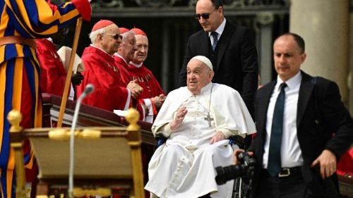 Papst überrascht zum Ende der Palmsonntagsmesse auf Petersplatz