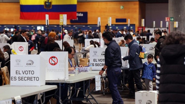 ECUADOR-POLITICS-ELECTION-VOTE