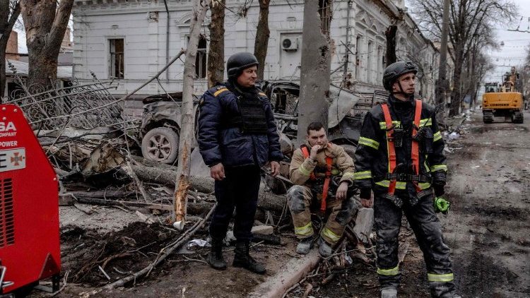 Equipes de resgate ucranianas fazem uma pausa no local de um ataque com mísseis em Sumy, nordeste da Ucrânia, em 13 de abril de 2025, em meio à invasão russa da Ucrânia. Autoridades ucranianas disseram que dois mísseis balísticos atingiram o centro da cidade no nordeste, perto da fronteira com a Rússia, matando pelo menos 34 pessoas, enquanto líderes europeus e americanos condenavam um dos ataques mais mortais em meses. (Foto de Roman PILIPEY / AFP)