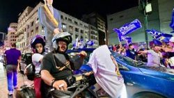Simpatizantes de Noboa celebran en las calles la victoria de su candidato presidencial en Ecuador