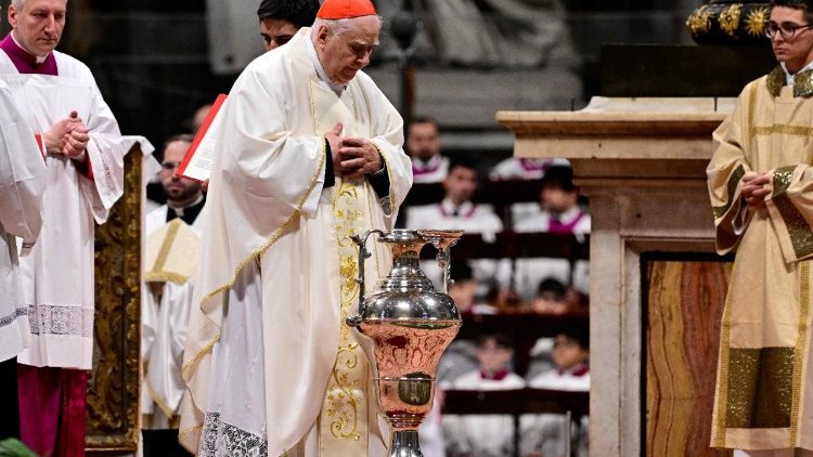 திருப்பலியின்போது கர்தினால் Domenico Calcagno 