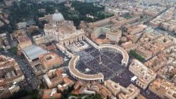 Vatikan mit Petersdom in einer Luftaufnahme