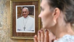 Una mujer reza en la Iglesia de la Sagrada Eucaristía en la ciudad de Lviv (AFP o licencias)