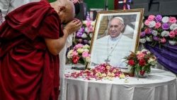 புது டெல்லியில் நடந்த அனுதாப கூட்டத்தில்