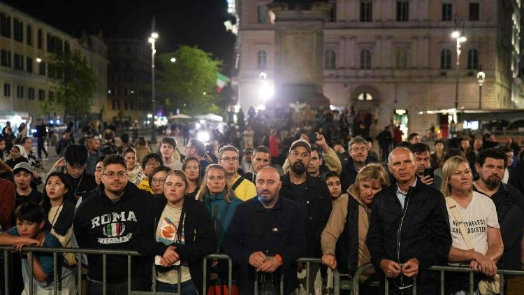 Waamini wakati wa Rozari katika Uwanja wa Mtakatifu Maria Mkuu