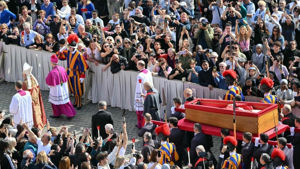 TOPSHOT-VATICAN-RELIGION-POPE