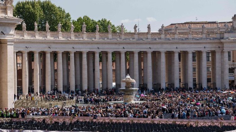 Peregrinos e visitantes fazem fila na Praça de São Pedro, com a colunata ao fundo, para entrar na Basílica de São Pedro e prestar homenagem ao falecido Papa no Vaticano, em 23 de abril de 2025. O corpo do Papa Francisco chegou à Basílica de São Pedro em 23 de abril de 2025, para ser velado antes de seu funeral no fim de semana. O caixão de madeira aberto do falecido papa foi carregado por carregadores por 500 metros da Casa Santa Marta, onde ele viveu e morreu, atrás de uma procissão de cardeais vestidos de vermelho. (Foto de Dimitar DILKOFF / AFP)