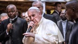 Bangui, Zentralafrika, 2015: Papst Franziskus besuchte ein Flüchtlingscamp, hier mit Begleitung